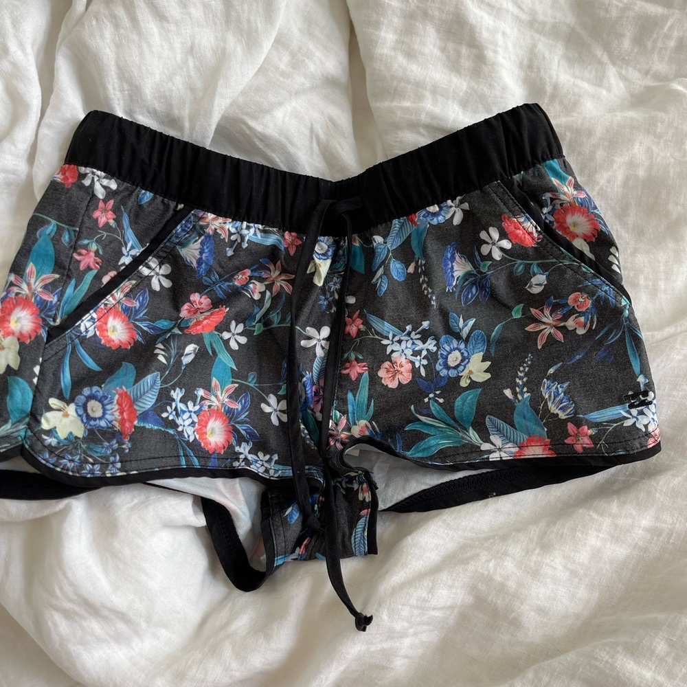 BRAND NEW Billabong Floral Boardshorts